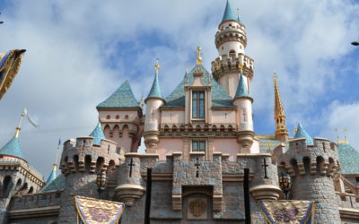 Parting images – A Five-Year-Old Girl at Disneyland in California, the Happiest Place on Earth & A Six-Year-Old Girl in Ukraine, in Cartoon Unicorn Decorated Pajamas – Напуття – П’ятирічна дівчинка в Діснейленді в Каліфорнії, найщасливіше місце на Землі &шестирічна дівчинка в Україні, в прикрашеній мультфільмом єдинорогом піжамі