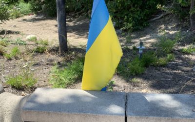 The Flag of Ukraine I Passed on One of My Walks & Conversations, Emails, & Expletives – Прапор України, який я передав під час однієї зі своїх прогулянок, розмов, електронних листів та лайливих слів